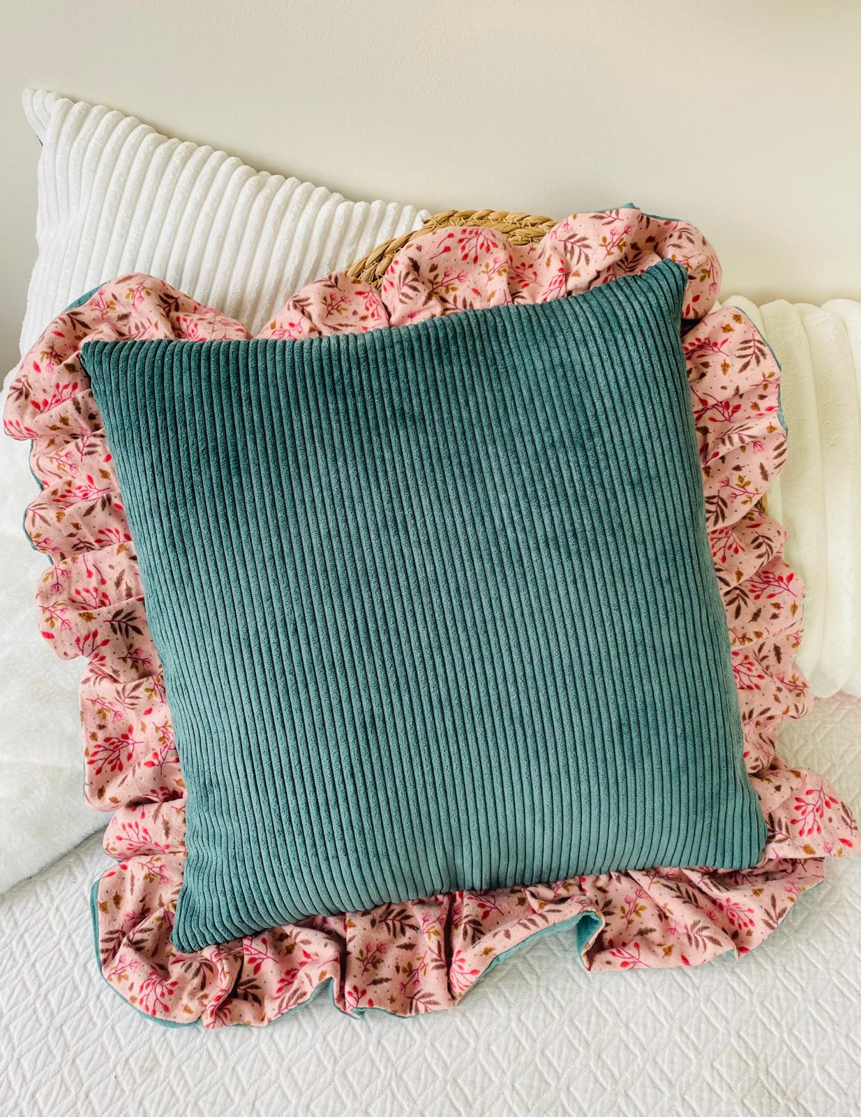 Coussin shabby à volants