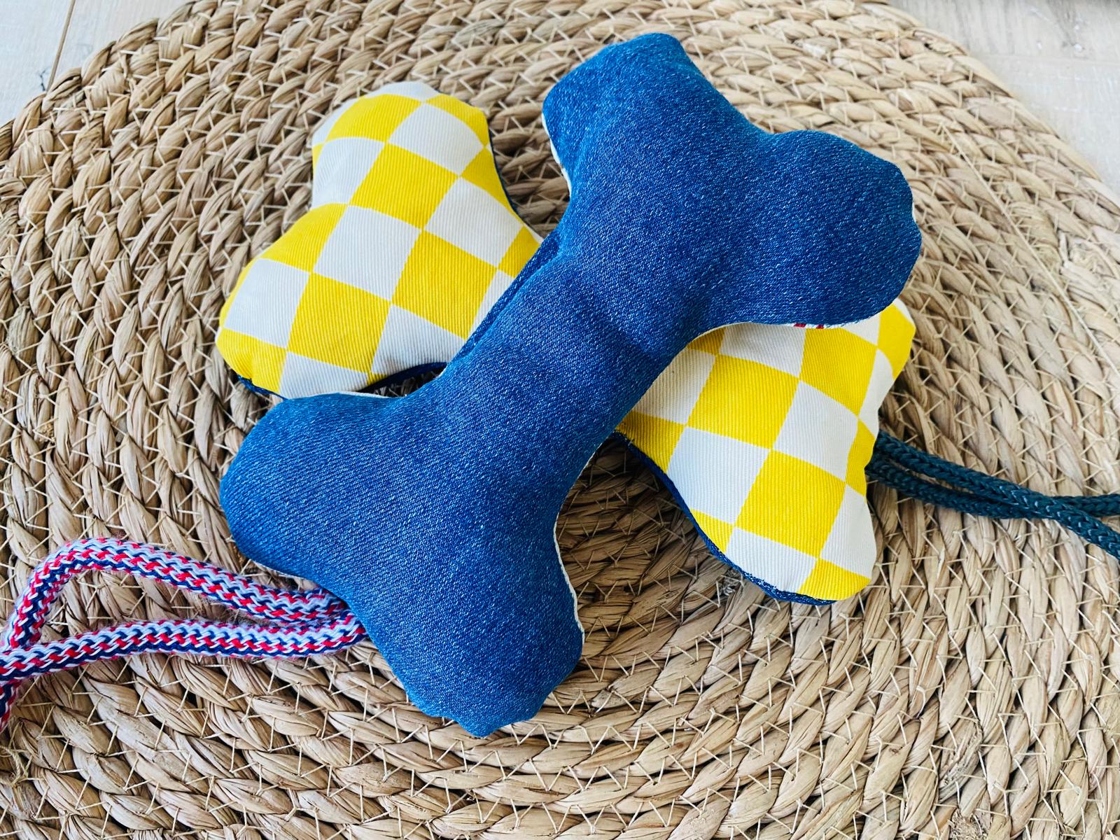 Jouet pour chien - Os couineur & Tug - upcyclé